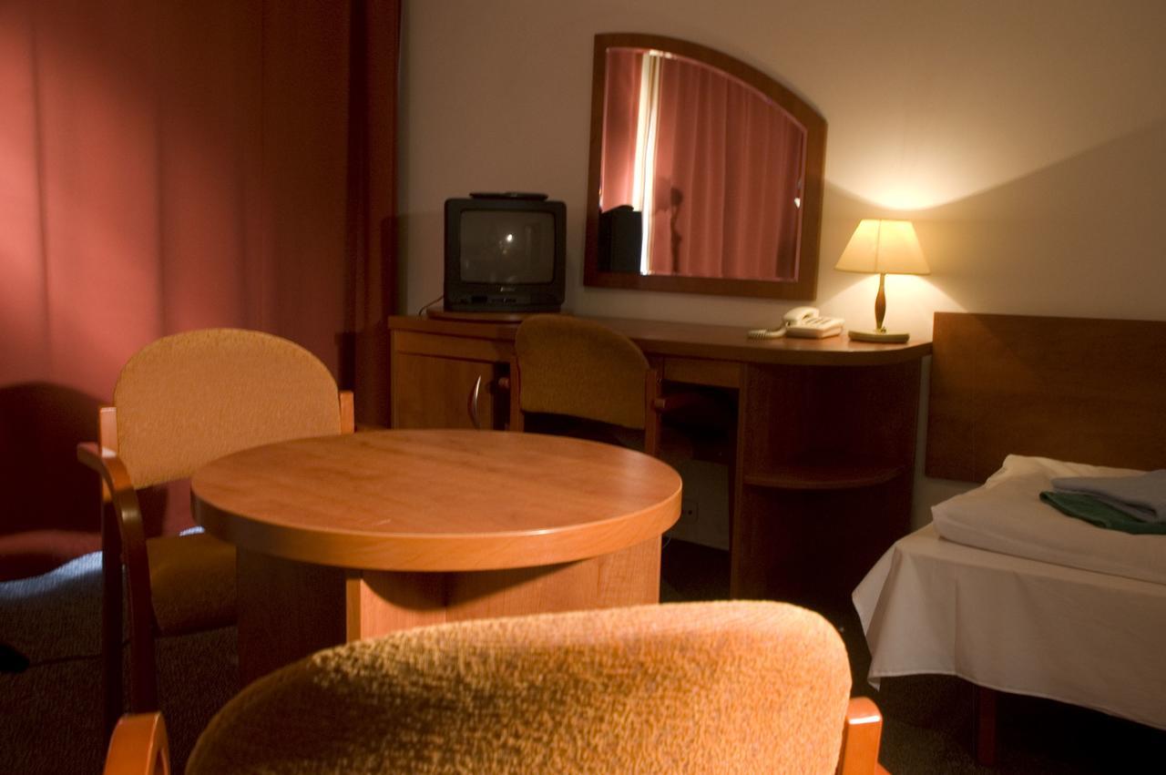 Gwarek Hotel กูโดวาสโดรยจ์ ภายนอก รูปภาพ